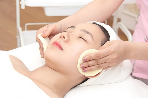 Massage mặt nâng cao từ các thiết bị hiện đại